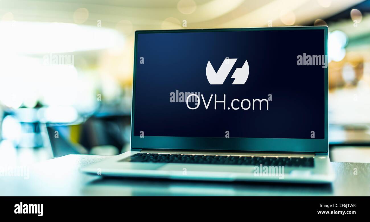 POZNAN, POL - MAR 15, 2021: Computer portatile con il logo di OVH, una società francese di cloud computing che offre VPS, server dedicati e altro noi Foto Stock