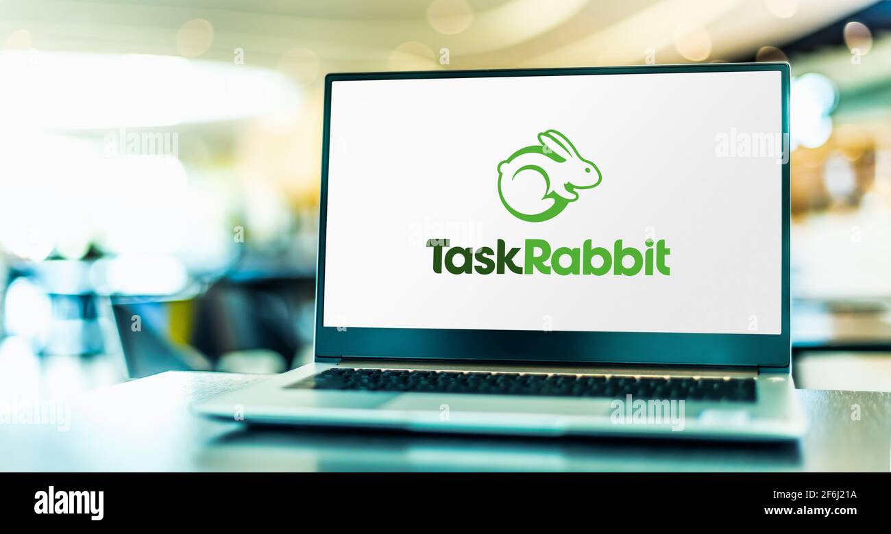 POZNAN, POL - MAR 15, 2021: Computer portatile che visualizza il logo di TaskRabbit, un mercato online e mobile americano che corrisponde lavoro freelance con Foto Stock