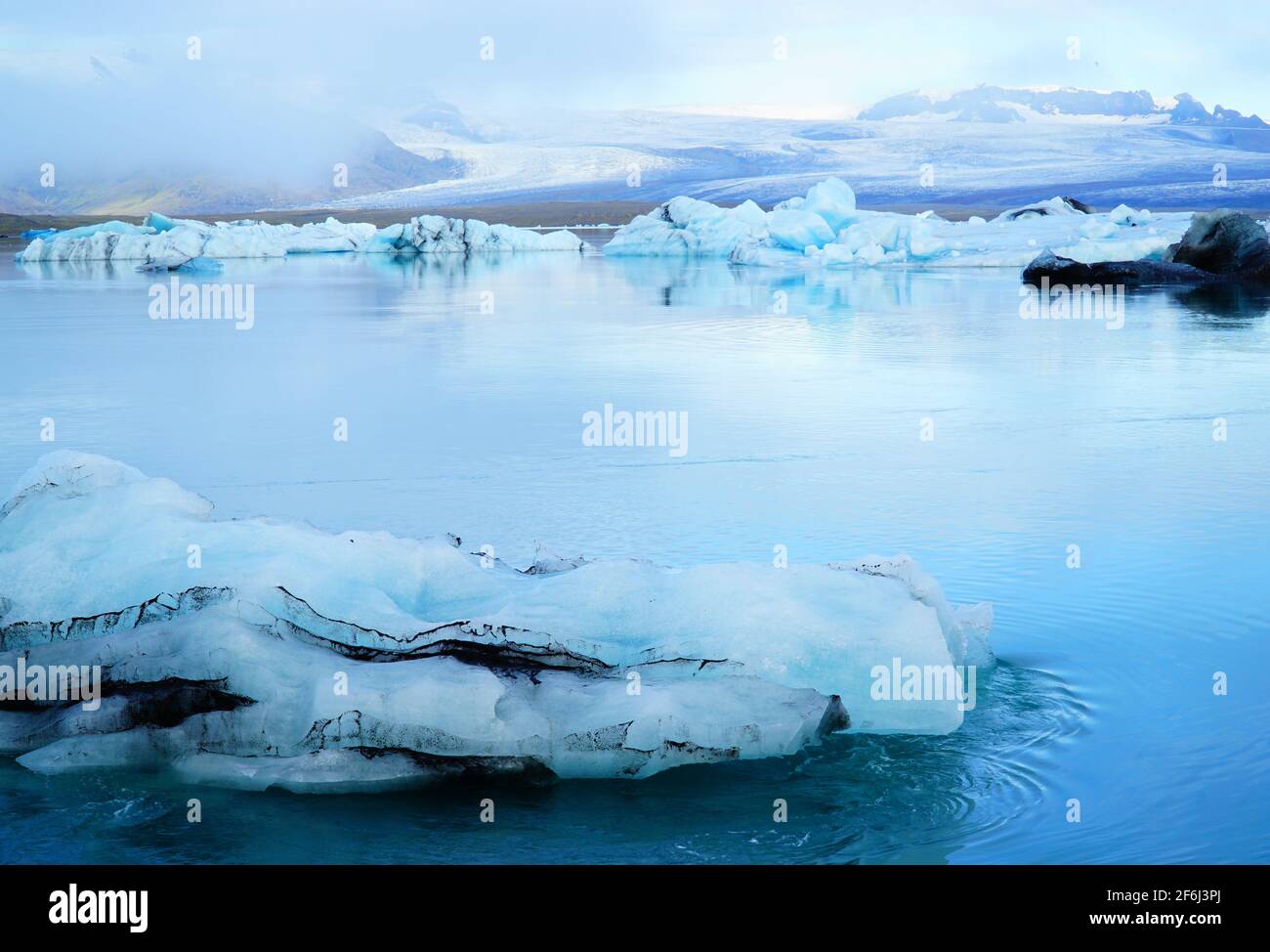 Nuoto pezzi di ghiaccio nel ghiacciaio Jökulsarlon - Islanda del Sud Foto Stock