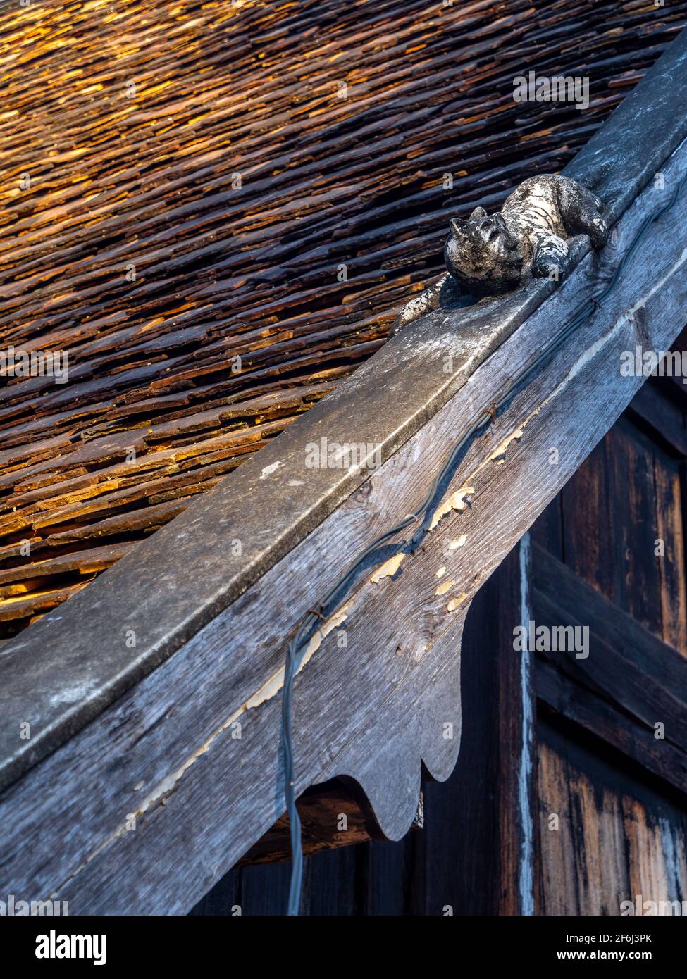 Scultura di mamma sul tetto di un tempio edificio nelle Province del Nord della Thailandia. 'Mom' è un animale Himmapan secondo le credenze della lanna pe Foto Stock