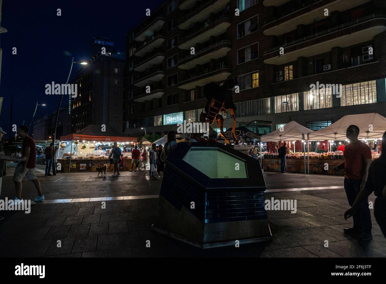 Napoli, Italia - 9 settembre 2019: Mercato alimentare di strada di notte con gente intorno in Via Toledo, Napoli, Italia Foto Stock