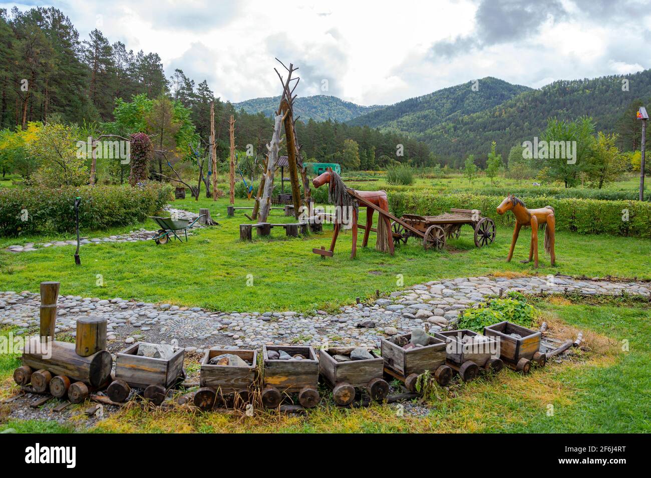 Decorativo, angolo del giardino originariamente decorato, all'inizio dell'autunno Foto Stock