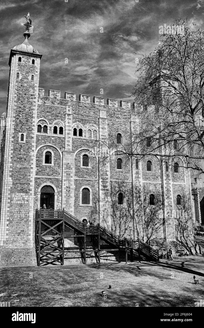 Torre bianca contro il cielo blu luminoso Foto Stock