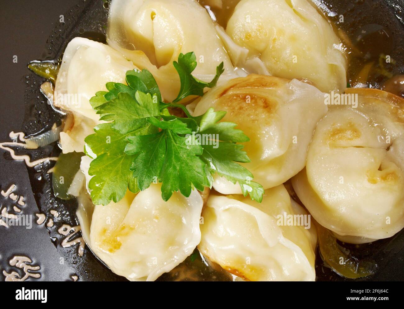 Xogoi Momo, tipo di momo con purè di patate e pasta, a forma di palle, con ripieno di carne macinata, cucina tibetana Foto Stock