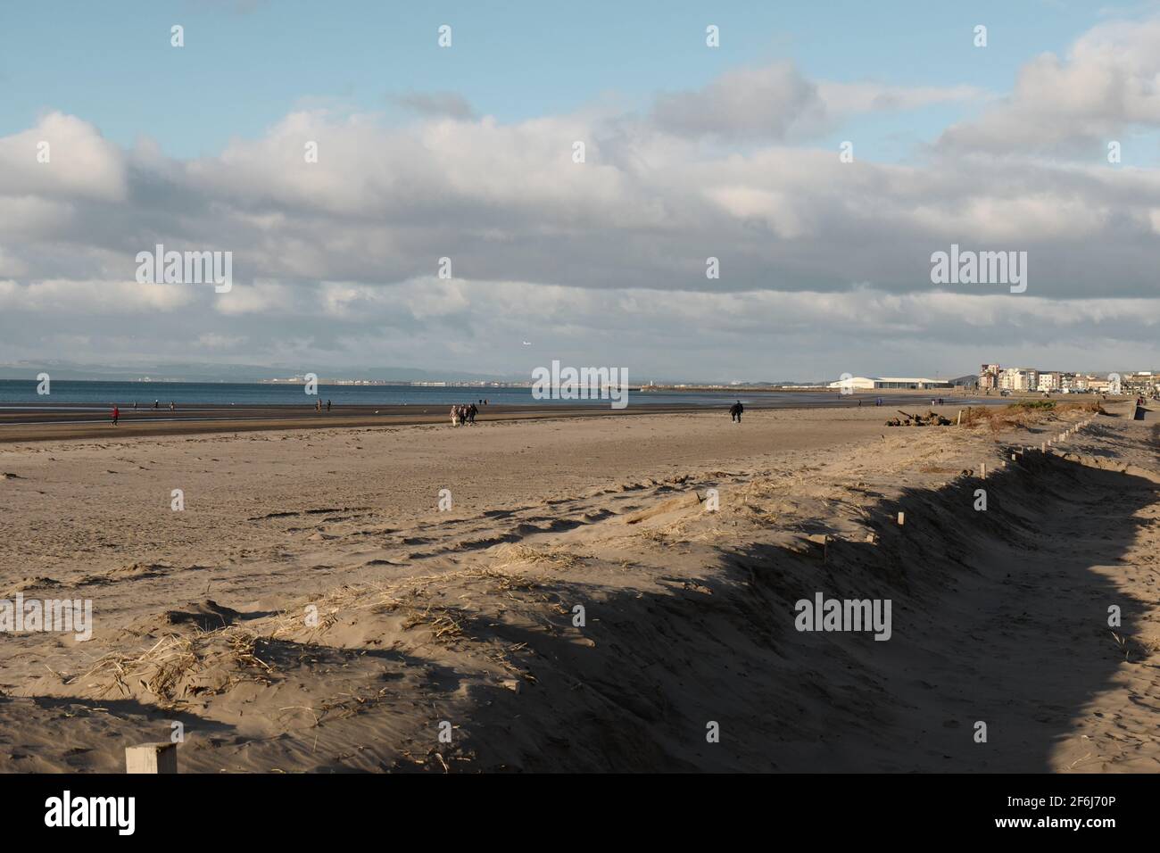 Guardando giù Ayr Beach nel Sud Ayrshire in un pomeriggio di primavera 2021. Foto Stock