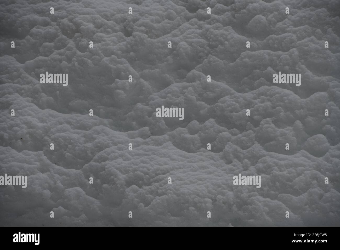 primo piano della neve appena caduta sulla cima della neve testurizzata più dura morbida sensazione nuvola bianca come neve d'inverno formato orizzontale per tipo Foto Stock