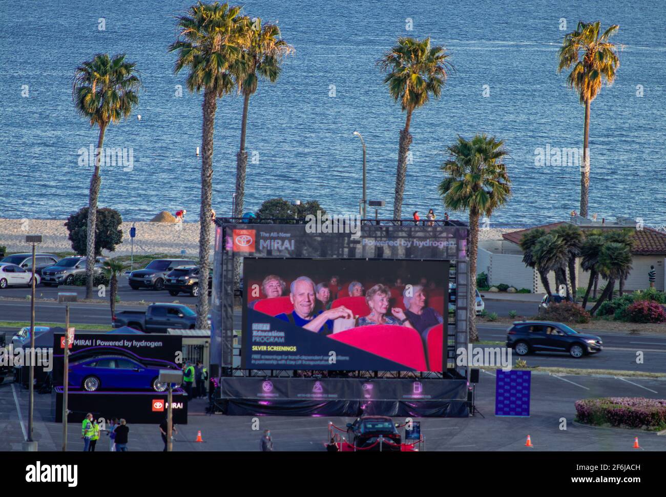 Santa Barbara, Stati Uniti. 31 Marzo 2021. 36° Festival Internazionale del Cinema di Santa Barbara proiezione notturna di "Invisible Valley" presso un parcheggio del Santa Barbara City College Drive-in Theatres a Santa Barbara, California, 31 marzo 2021. SBIFF ha installato due drive-in high-end sulla spiaggia per proiettati film selezionati, tutti con ingresso gratuito e ha spostato il festival online di quest'anno che includeva tutti i loro Tributi celebrità, discussioni di pannello, Filmmaker Q&AS e oltre 100 film. (Foto di Rod Rolle/Sipa USA) Credit: Sipa USA/Alamy Live News Foto Stock