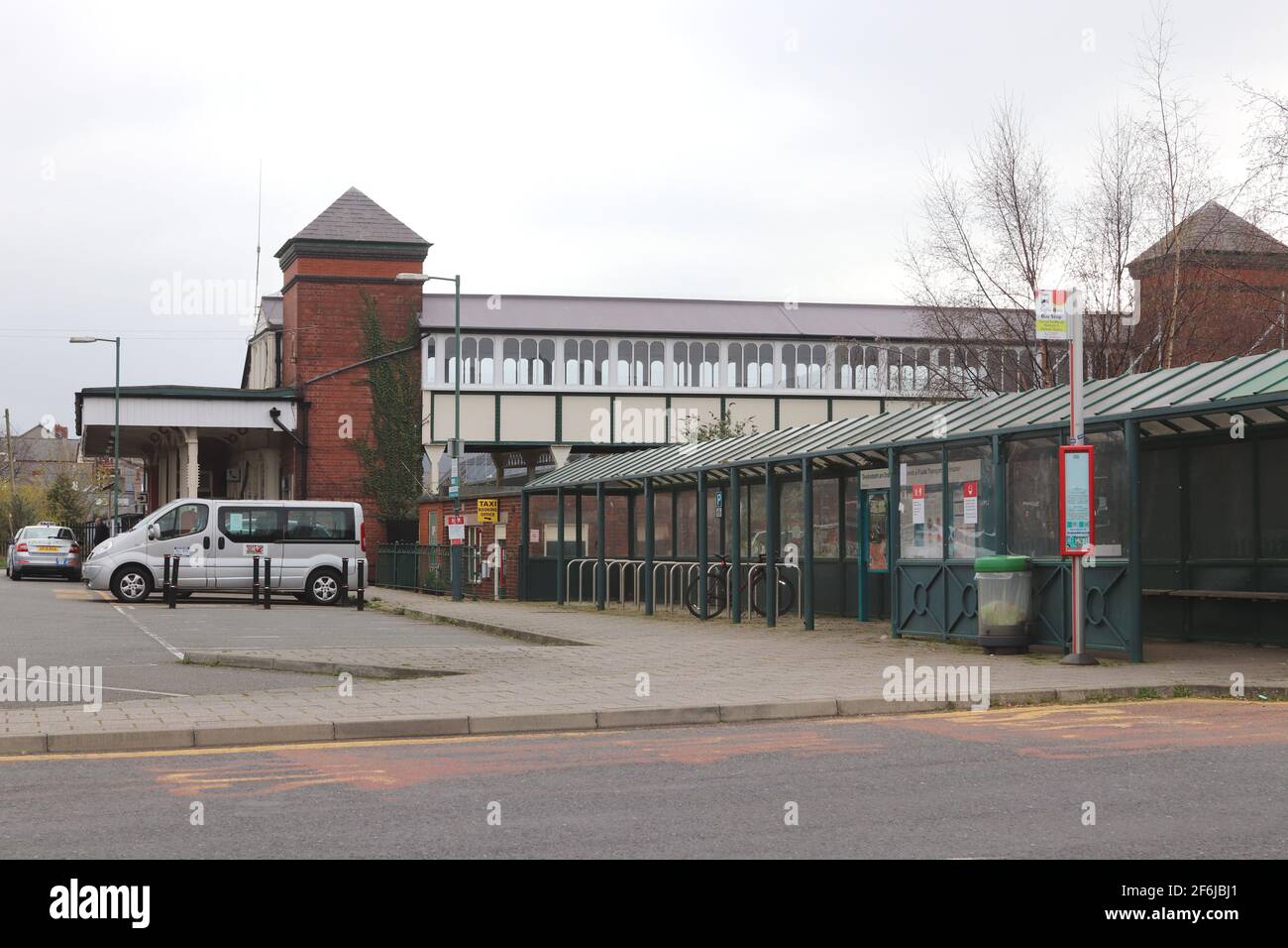 La stazione ferroviaria di Llandudno Junction si trova sulla linea ferroviaria costiera Crewe-Holyhead, Galles del Nord Foto Stock