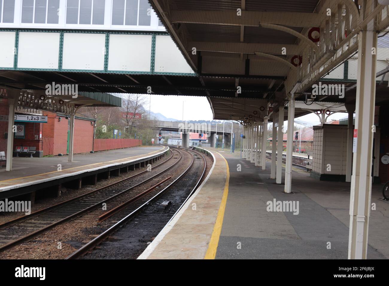 La stazione ferroviaria di Llandudno Junction si trova sulla linea ferroviaria costiera Crewe-Holyhead, Galles del Nord Foto Stock