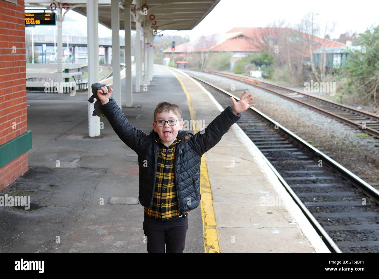 La stazione ferroviaria di Llandudno Junction si trova sulla linea ferroviaria costiera Crewe-Holyhead, Galles del Nord Foto Stock
