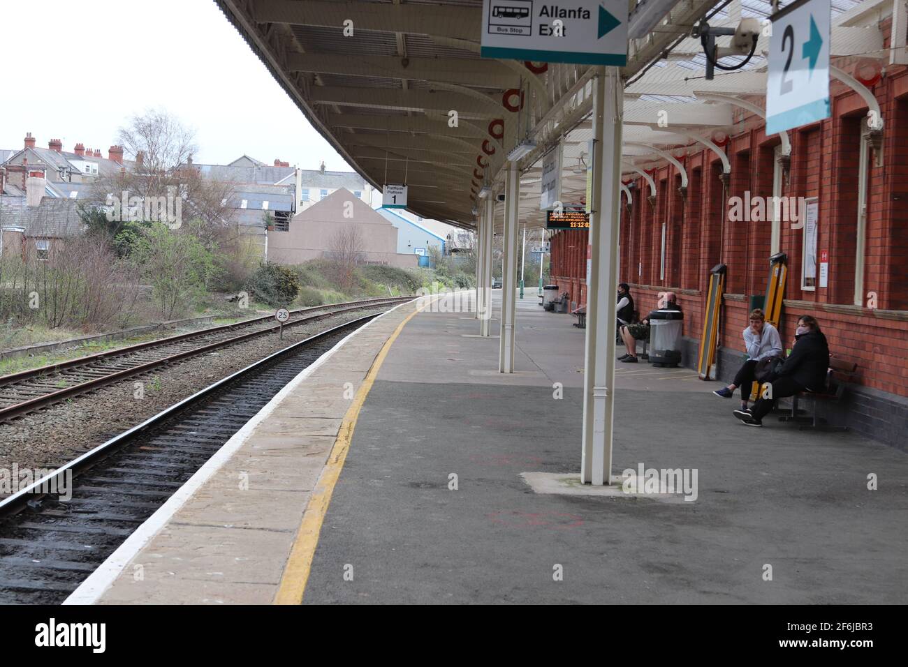 La stazione ferroviaria di Llandudno Junction si trova sulla linea ferroviaria costiera Crewe-Holyhead, Galles del Nord Foto Stock