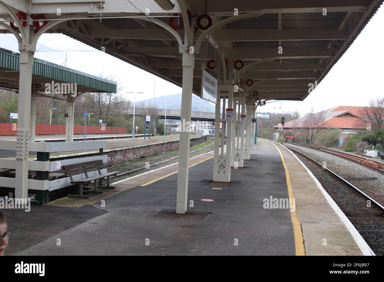 La stazione ferroviaria di Llandudno Junction si trova sulla linea ferroviaria costiera Crewe-Holyhead, Galles del Nord Foto Stock