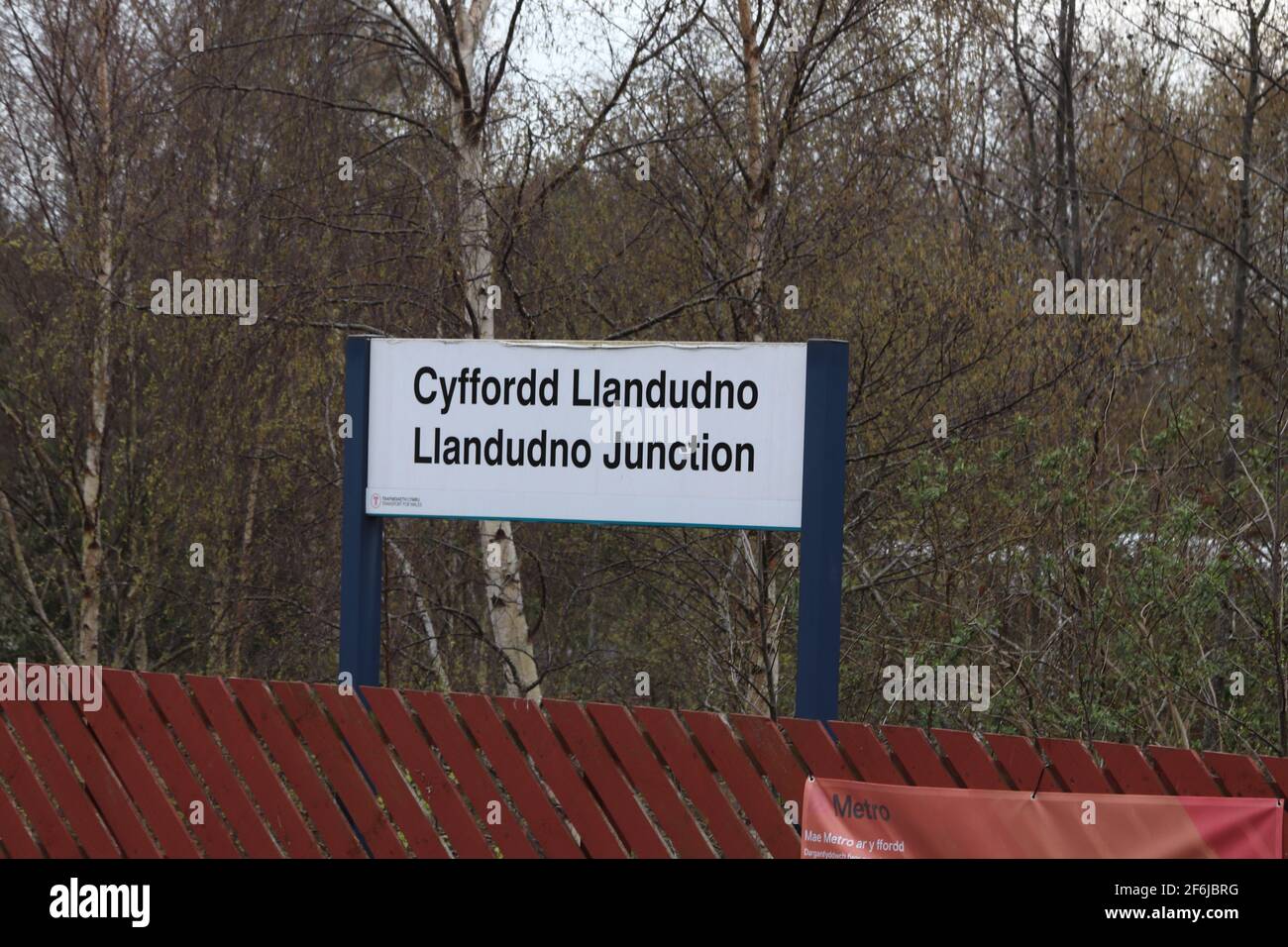 La stazione ferroviaria di Llandudno Junction si trova sulla linea ferroviaria costiera Crewe-Holyhead, Galles del Nord Foto Stock