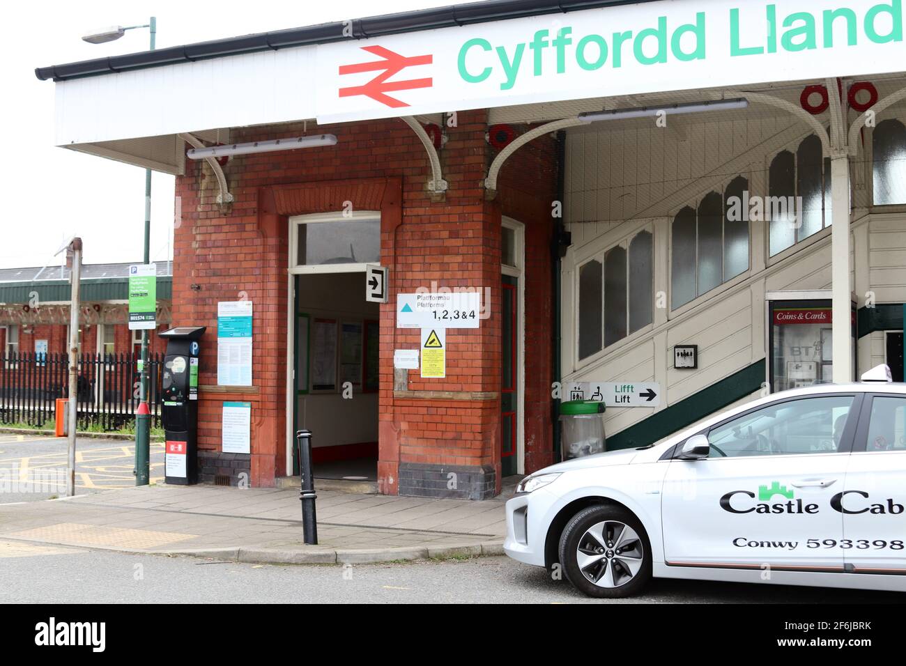 La stazione ferroviaria di Llandudno Junction si trova sulla linea ferroviaria costiera Crewe-Holyhead, Galles del Nord Foto Stock