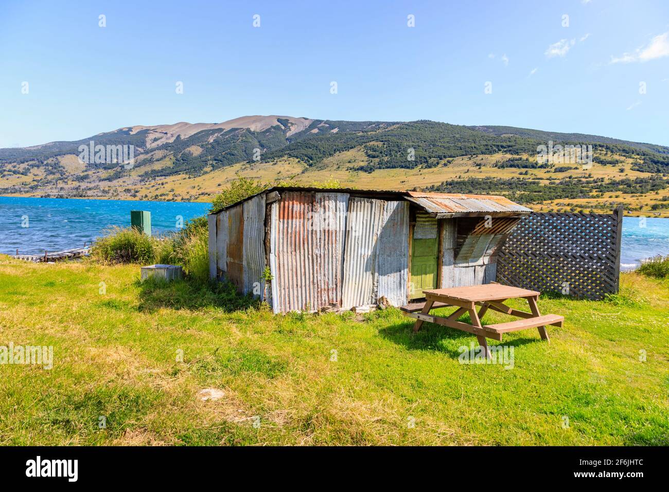 Piccola capanna di rifugio in ferro corrugato sulla riva di Laguna Azul nel Parco Nazionale Torres del Paine, Patagonia, Cile meridionale Foto Stock