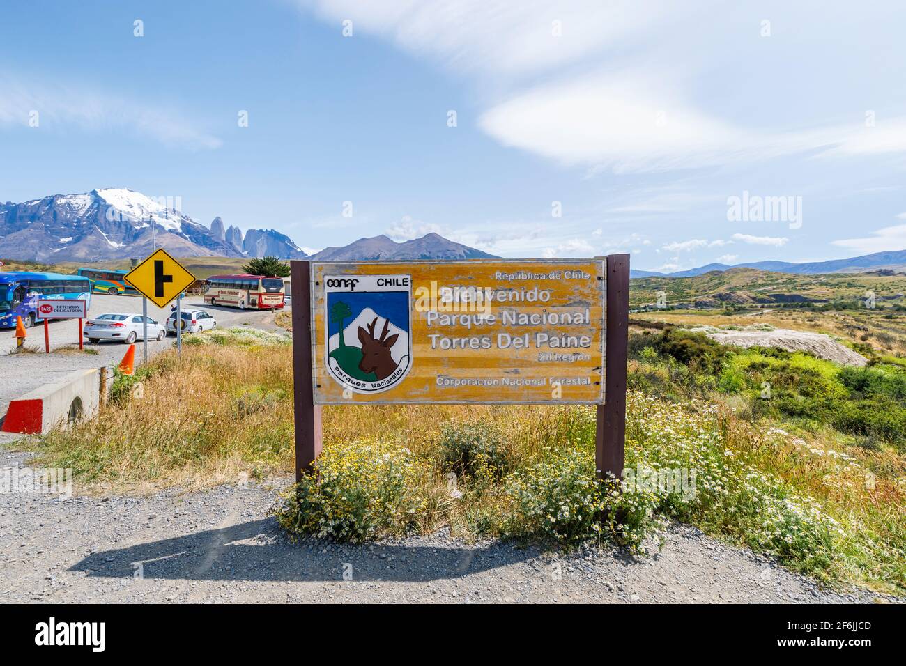 Cartello con il nome all'ingresso del punto panoramico Laguna Amarga nel Parco Nazionale Torres del Paine, Patagonia, Cile meridionale Foto Stock