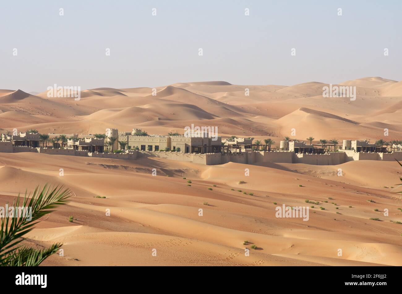 Dune di sabbia e Qasr al Sarah nel deserto di Liwa, Abu Dhabi Foto Stock