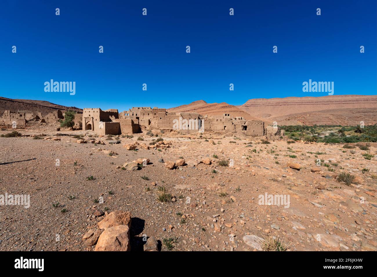 Le rovine di un'antica Kasbah, lungo il fiume Ziz in Marocco, Nord Africa. Foto Stock
