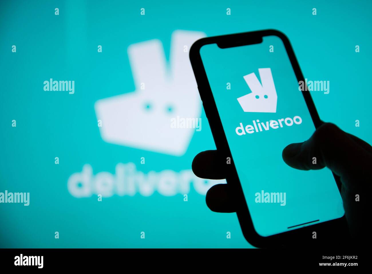 LONDRA, Regno Unito - Aprile 2021: Il logo del servizio di consegna da asporto di Deliveroo su un telefono Foto Stock