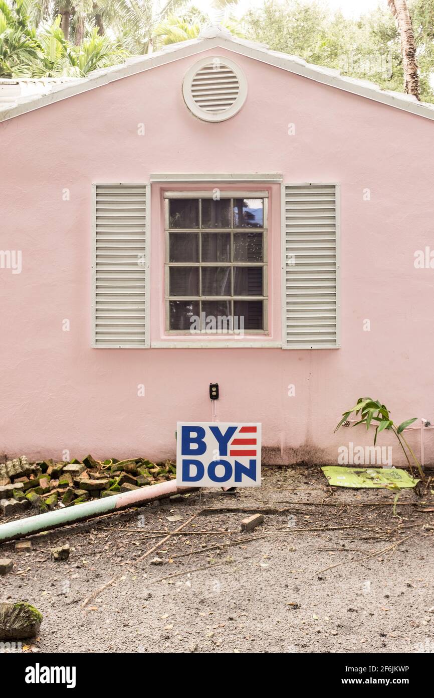 Un segno di campagna politica che legge Bye Don è visto fuori di una casa in un quartiere benestante, nel periodo fino alle elezioni generali di novembre 2020, a Miami, Florida, Stati Uniti Foto Stock