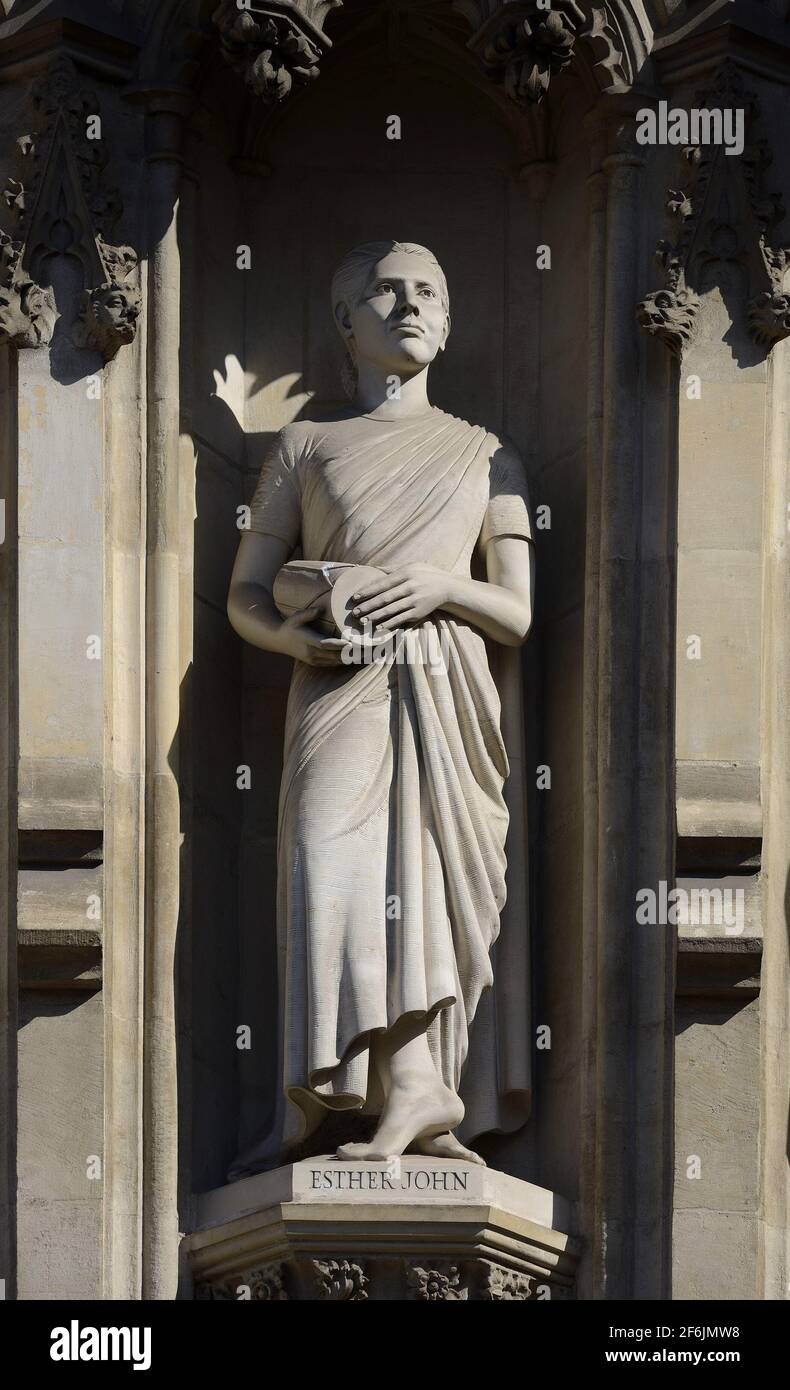 Londra, Inghilterra, Regno Unito. Abbazia di Westminster - i Martiri moderni (Tim Crawley, 1998) statue di dieci martiri moderni sopra l'ingresso principale. Esther John (nato Q Foto Stock