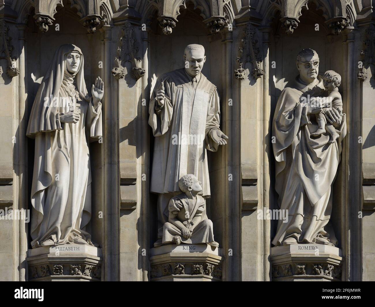 Londra, Inghilterra, Regno Unito. Abbazia di Westminster - i Martiri moderni (Tim Crawley, 1998) statue di dieci martiri moderni sopra l'ingresso principale. La Granduchessa Eliza Foto Stock