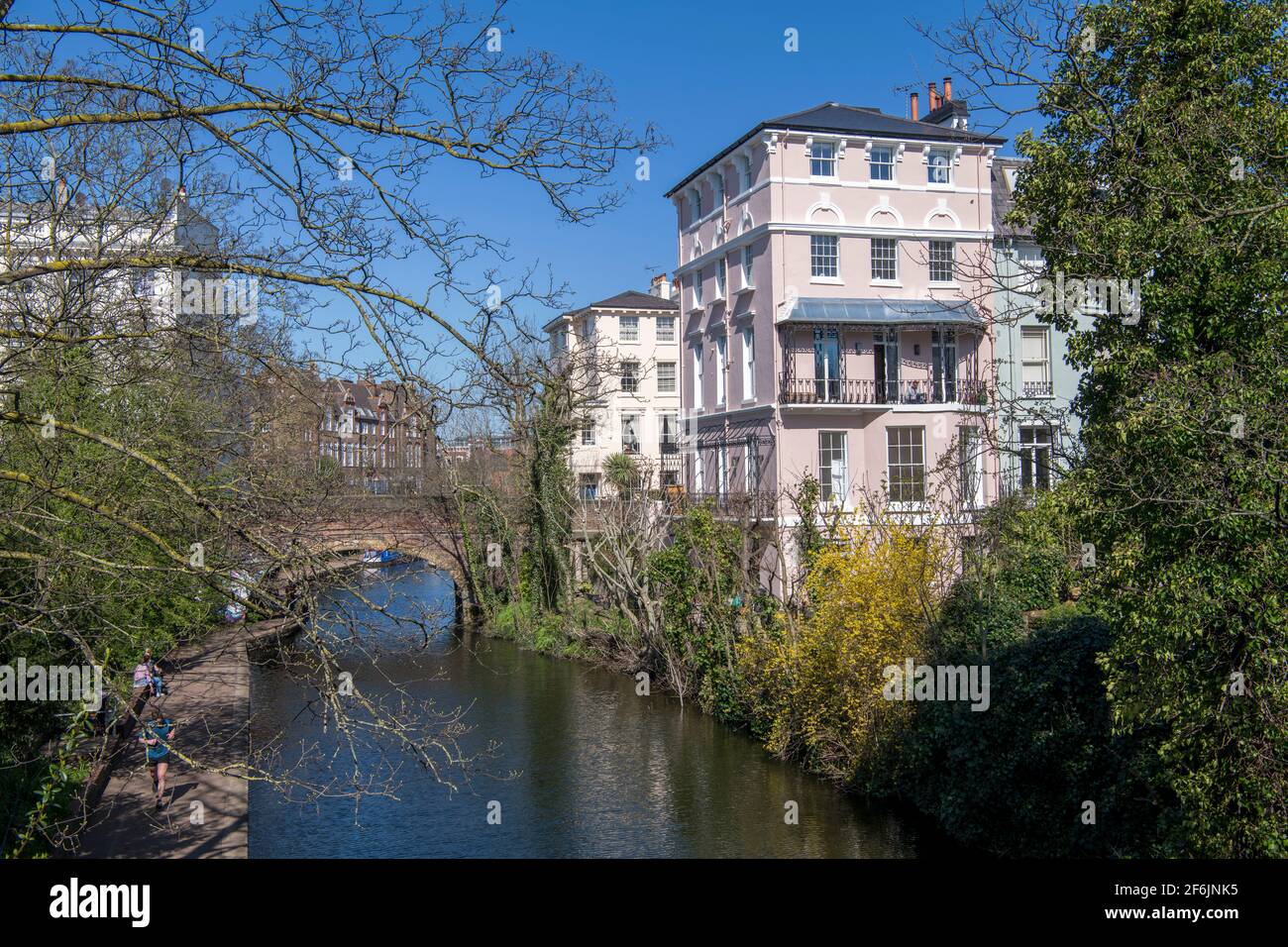 Belle case grandiose sul Regents Canal Regents Park di Londra Foto Stock
