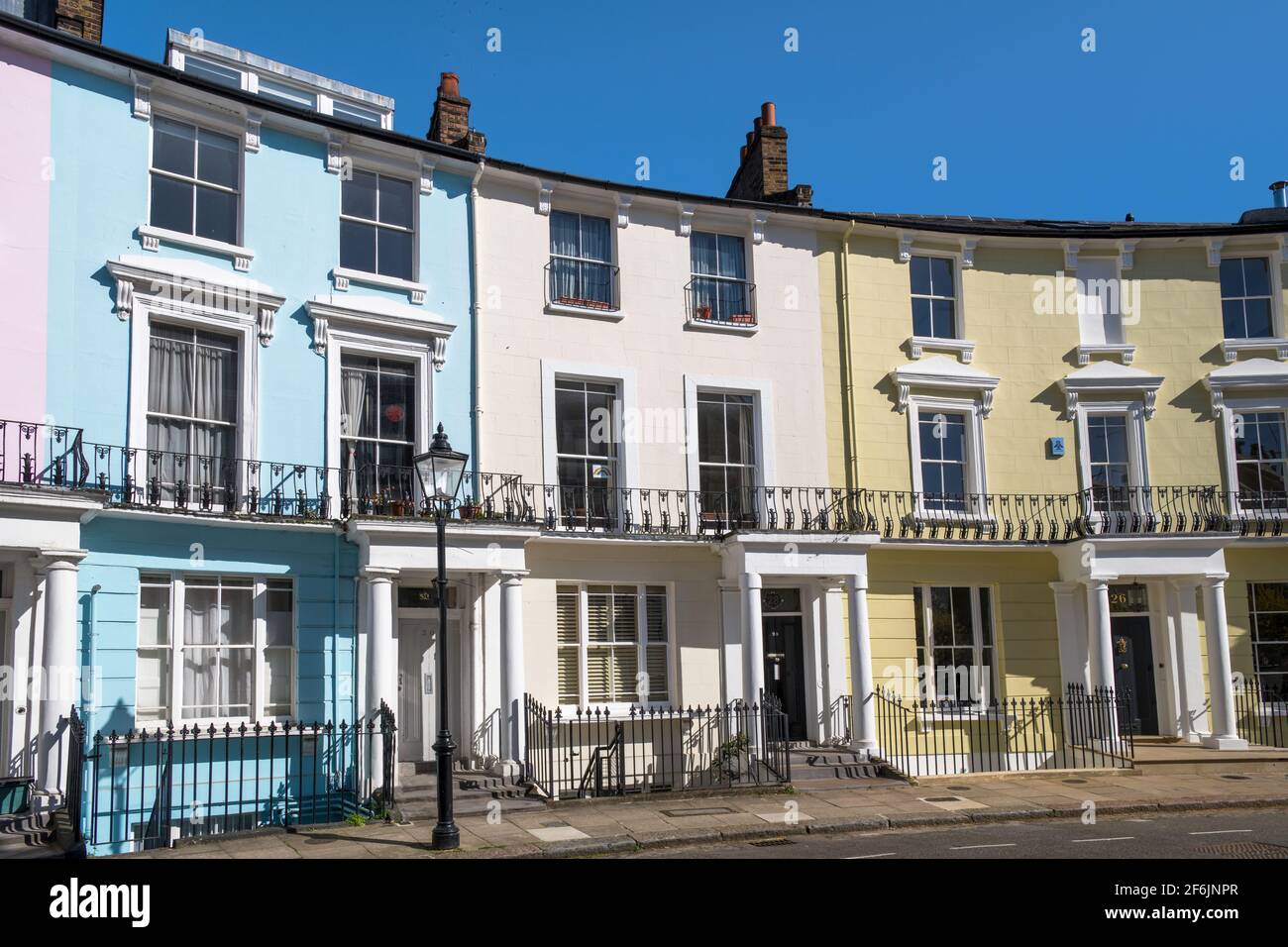 Case vittoriane a schiera colorate e ricurve Chalcot Crescent Primrose Hill North London Foto Stock
