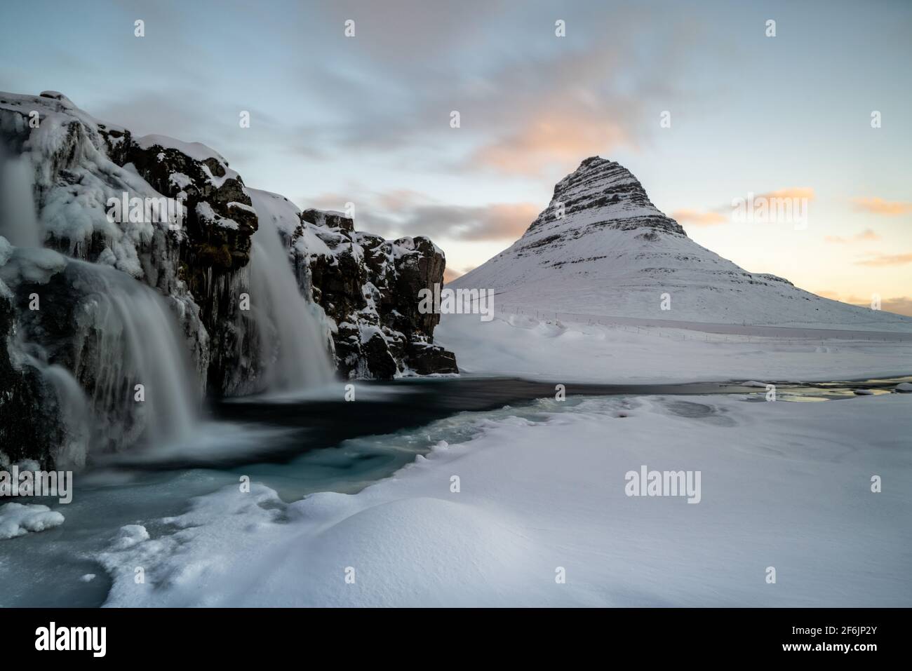 Tramonto sulla splendida montagna di Kirkjufell, la penisola di Snaefellsness, Islanda Foto Stock