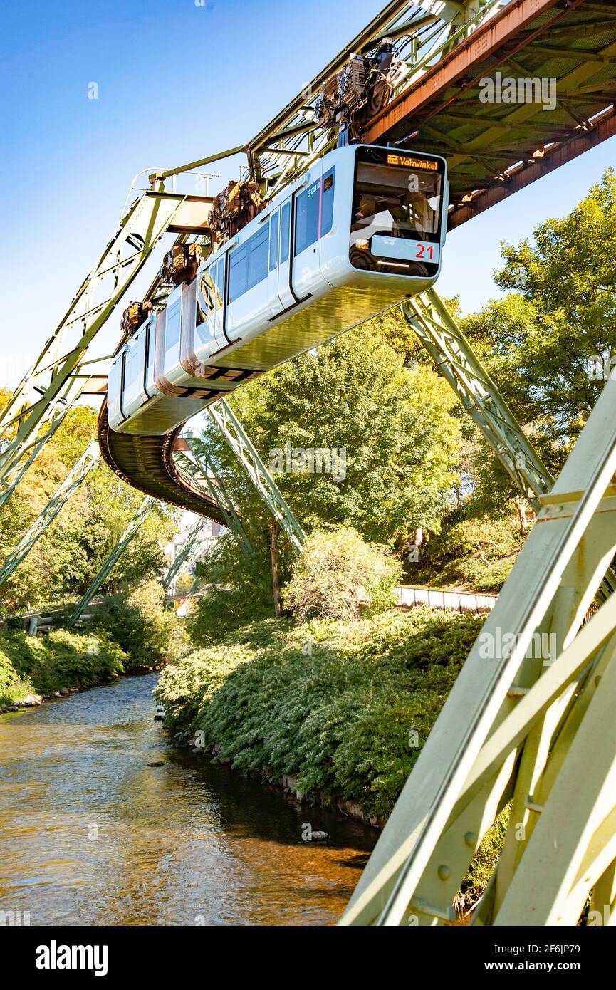 Wuppertal, Nordrhein-Westfalen / Germania: La Wuppertaler Schwebebahn, una ferrovia elettrica sopraelevata con auto sospese, segue il fiume Wupper. Foto Stock