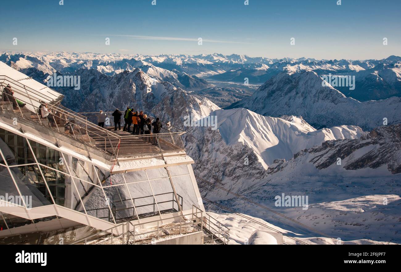 Zugspitze, Baviera, Germania - Dicembre 29 2019: Lo Zugspitze, a 2,962 m sul livello del mare, è la montagna più alta della Germania. Foto Stock