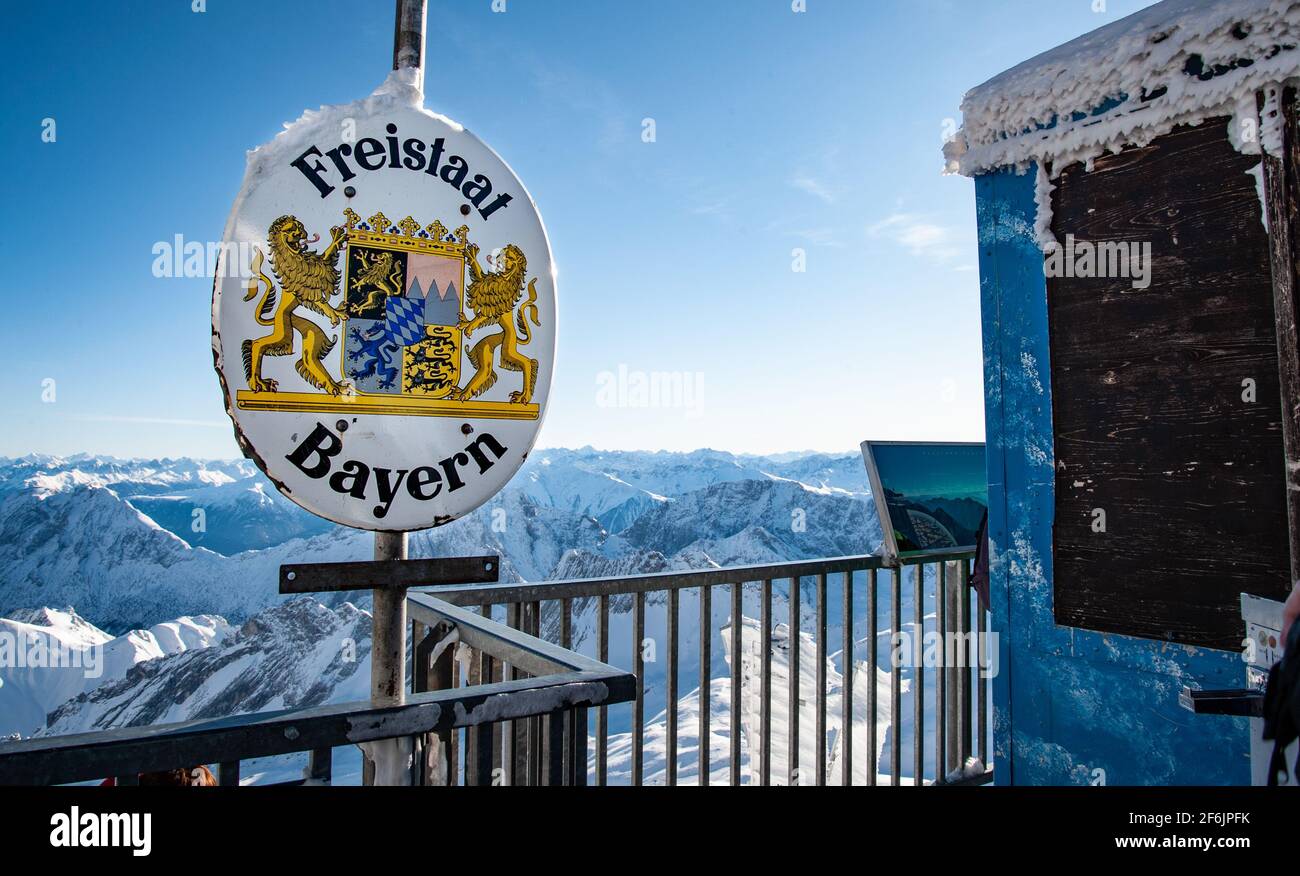 Zugspitze, Baviera, Germania - dicembre 29 2019: Attraversamento del confine tra l'Austria e la Baviera, Germania, sulla Zugspitze, a 2,962 m sul livello del mare Foto Stock