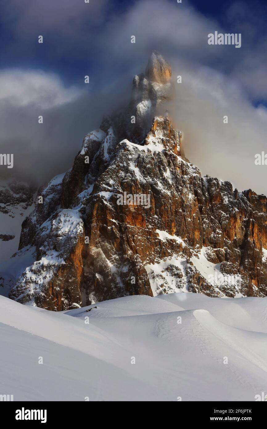 Südtirol, Dolomiten, Alpenpass eisier Winter am Alpenpass Passo di Rolle mit dem Gippel der cima di Vezzana in Trentino in den Dolomiten in Italien Foto Stock