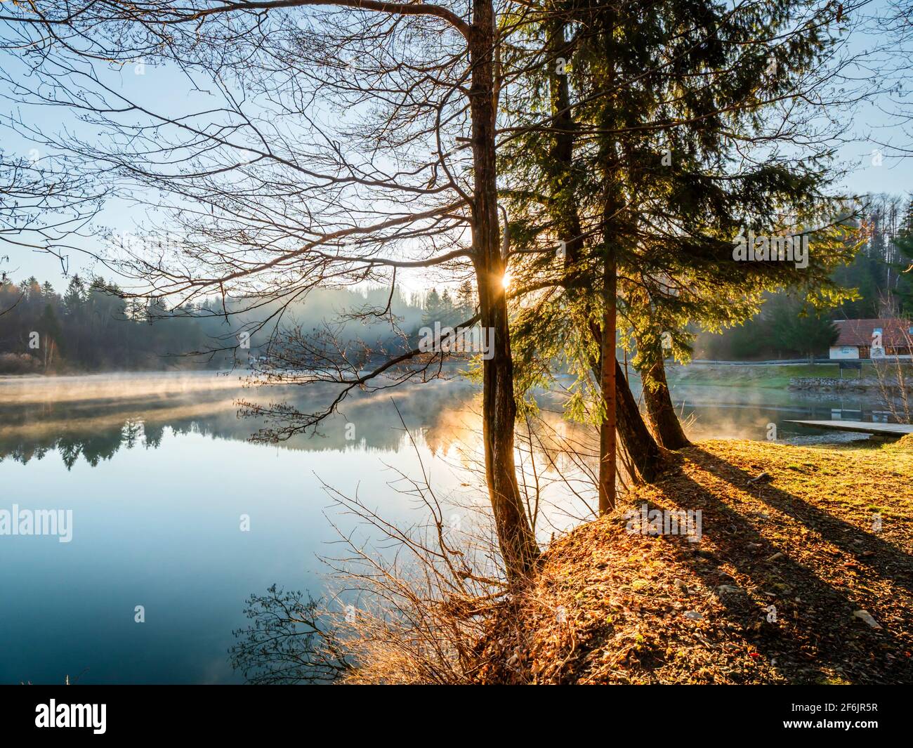 Alba alba mattina presto alba sul lago Mrzla votica in Croazia Europa Foto Stock