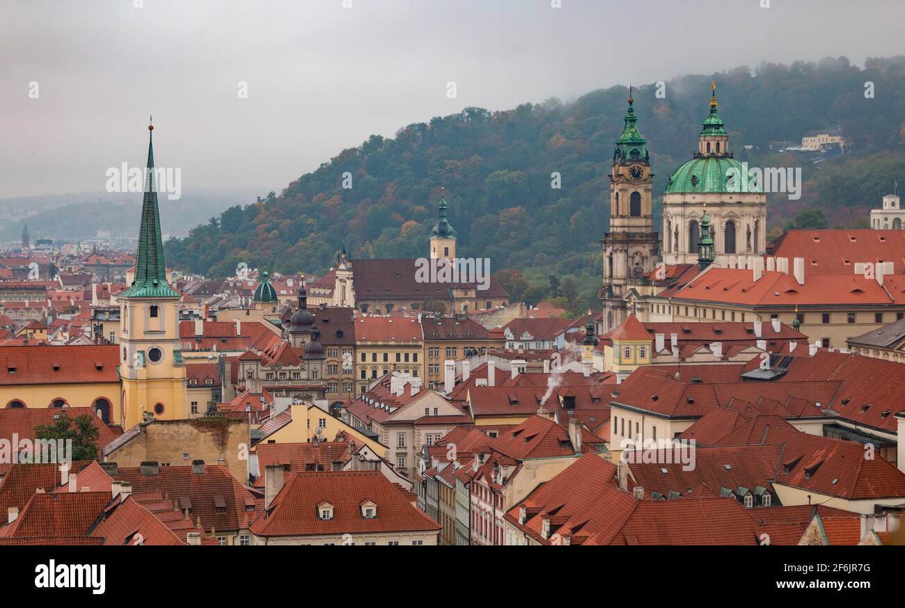 Una foto dei tetti di Malá Strana, in Praga. Foto Stock