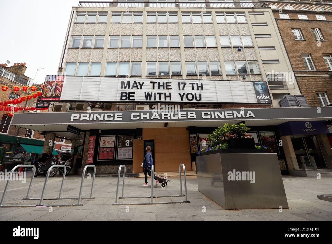 Londra, UK - 31 Mar 2021: Il cinema Prince Charles di Leicester Square offre un messaggio divertente durante la pandemia del coronavirus. I cinema al coperto saranno riaperti il 17 maggio in Inghilterra. Foto Stock