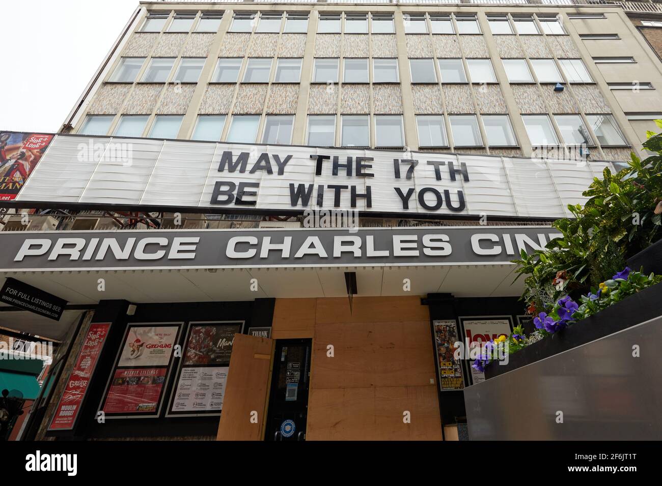 Londra, UK - 31 Mar 2021: Il cinema Prince Charles di Leicester Square offre un messaggio divertente durante la pandemia del coronavirus. I cinema al coperto saranno riaperti il 17 maggio in Inghilterra. Foto Stock