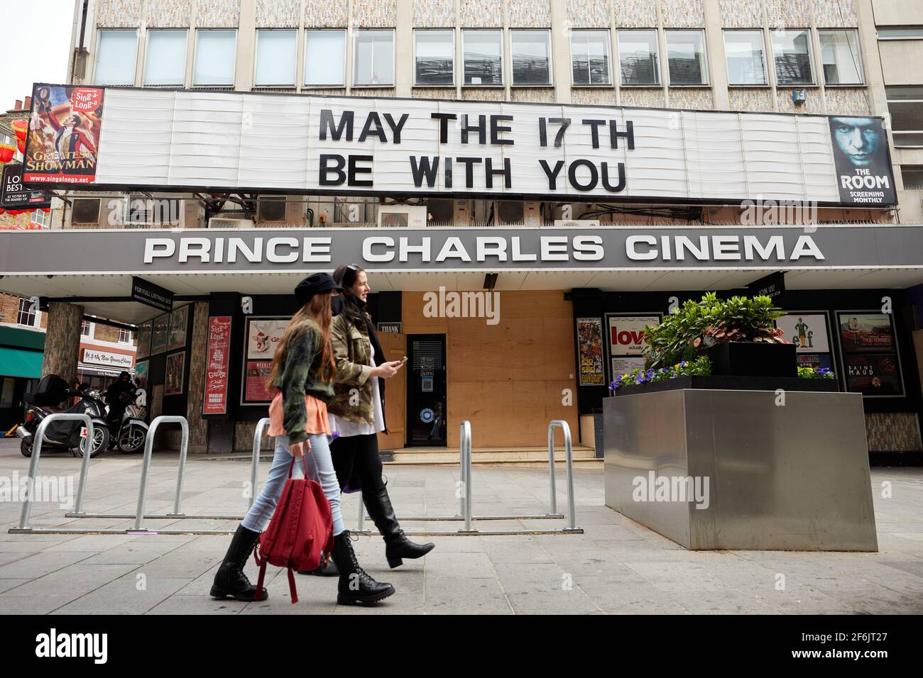 Londra, UK - 31 Mar 2021: Il cinema Prince Charles di Leicester Square offre un messaggio divertente durante la pandemia del coronavirus. I cinema al coperto saranno riaperti il 17 maggio in Inghilterra. Foto Stock