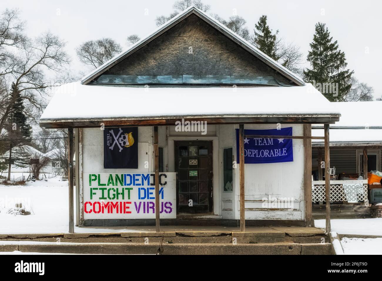 Alla fine del 2020 i cartelli politici dell'ala destra si trovano di fronte a una casa e a un vecchio negozio a Stanwood, nel Michigan centrale, USA [non è disponibile alcun rilascio di proprietà; disponibile per edito Foto Stock