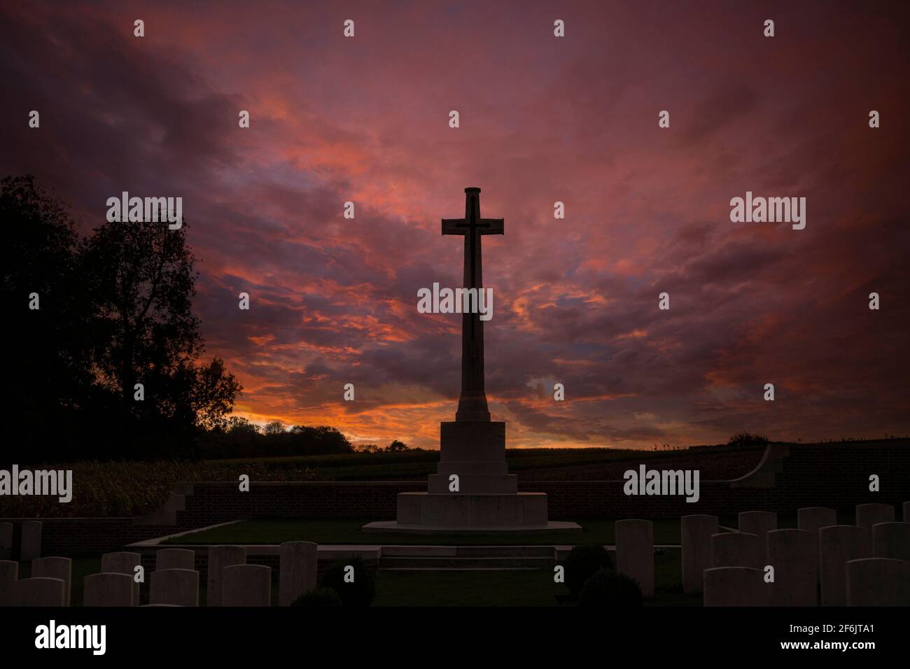 Lonsdale cimitero al tramonto vicino a Thiepval,dipartimento della Somme, nel nord della Francia. Foto Stock