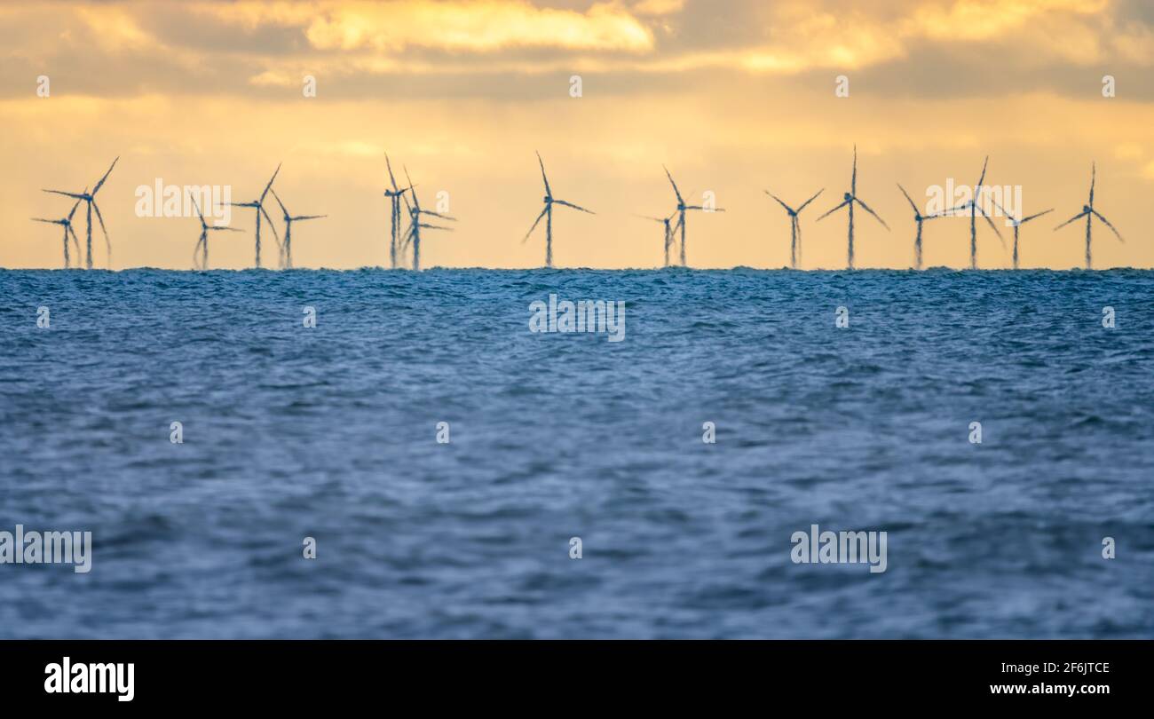 Turbine eoliche all'offshore di Rampion Wind Farm in mare nella Manica in Inghilterra, Regno Unito. Tratto dalla costa del Sussex occidentale. Energia verde, neutro dal carbonio. Foto Stock