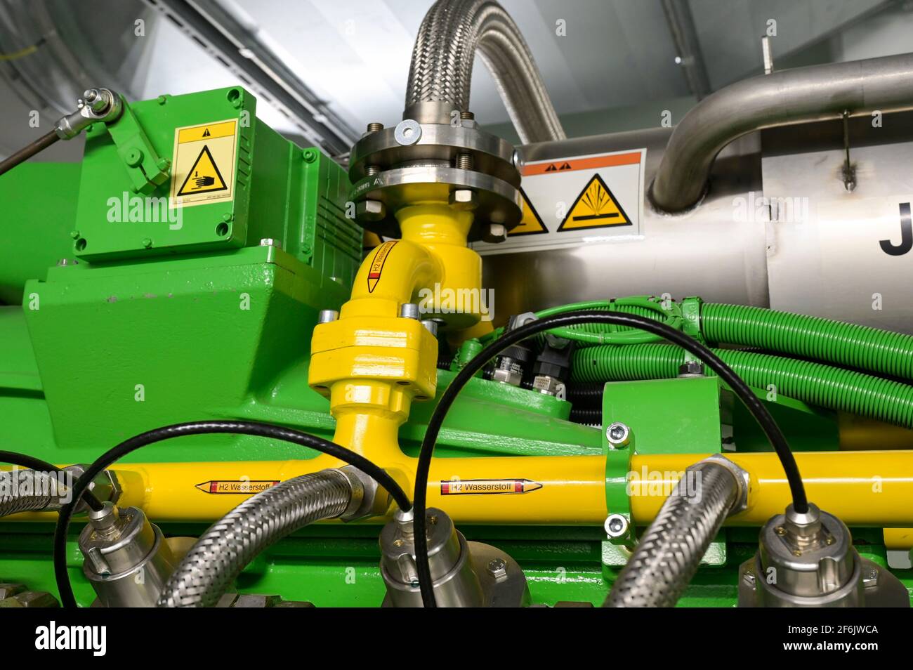 GERMANIA, Amburgo, unità di cogenerazione per riscaldamento e alimentazione a gas naturale o idrogeno verde, motore a gas Jenbacher / DEUTSCHLAND, Amburgo, Hansewerk Natur, BHKW Blockheizkraftwerk 1 MW Klasse, das über Kraft-Wärme-Kopplung eine Siedlung mit Strom und Wärme versorgt, Energiequellen Erdwerwonsterwoner Grüner Gasergeiner, Wasserwonnerwoner Gaserwonnerwoner Der wahlweise grünen Wasserstoff oder Erdgas verbrennen kann Foto Stock