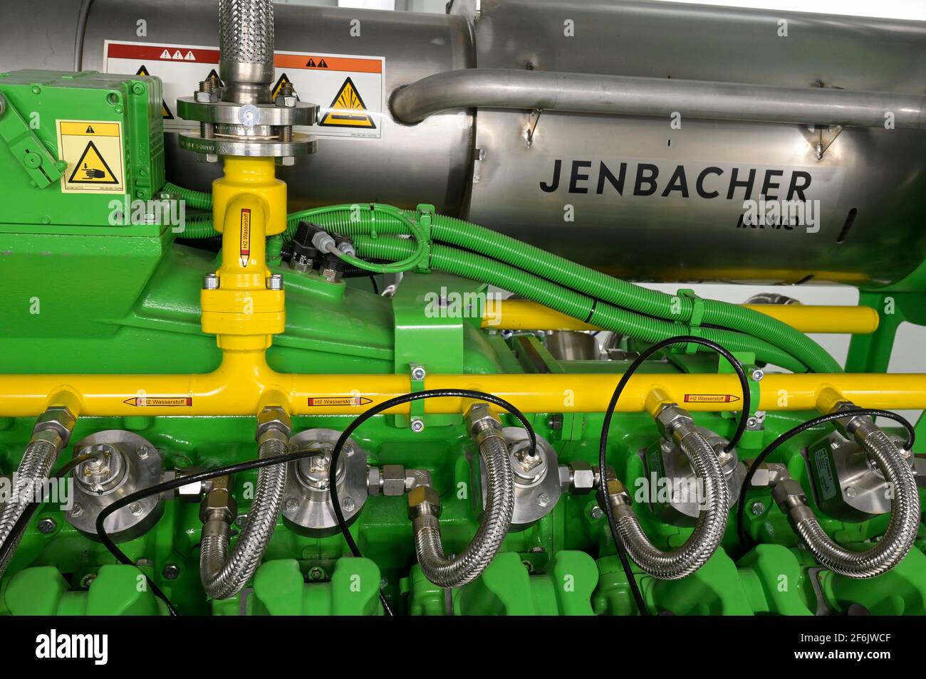 GERMANIA, Amburgo, unità di cogenerazione per riscaldamento e alimentazione a gas naturale o idrogeno verde, motore a gas Jenbacher / DEUTSCHLAND, Amburgo, Hansewerk Natur, BHKW Blockheizkraftwerk 1 MW Klasse, das über Kraft-Wärme-Kopplung eine Siedlung mit Strom und Wärme versorgt, Energiequellen Erdwerwonsterwoner Grüner Gasergeiner, Wasserwonnerwoner Gaserwonnerwoner Der wahlweise grünen Wasserstoff oder Erdgas verbrennen kann Foto Stock