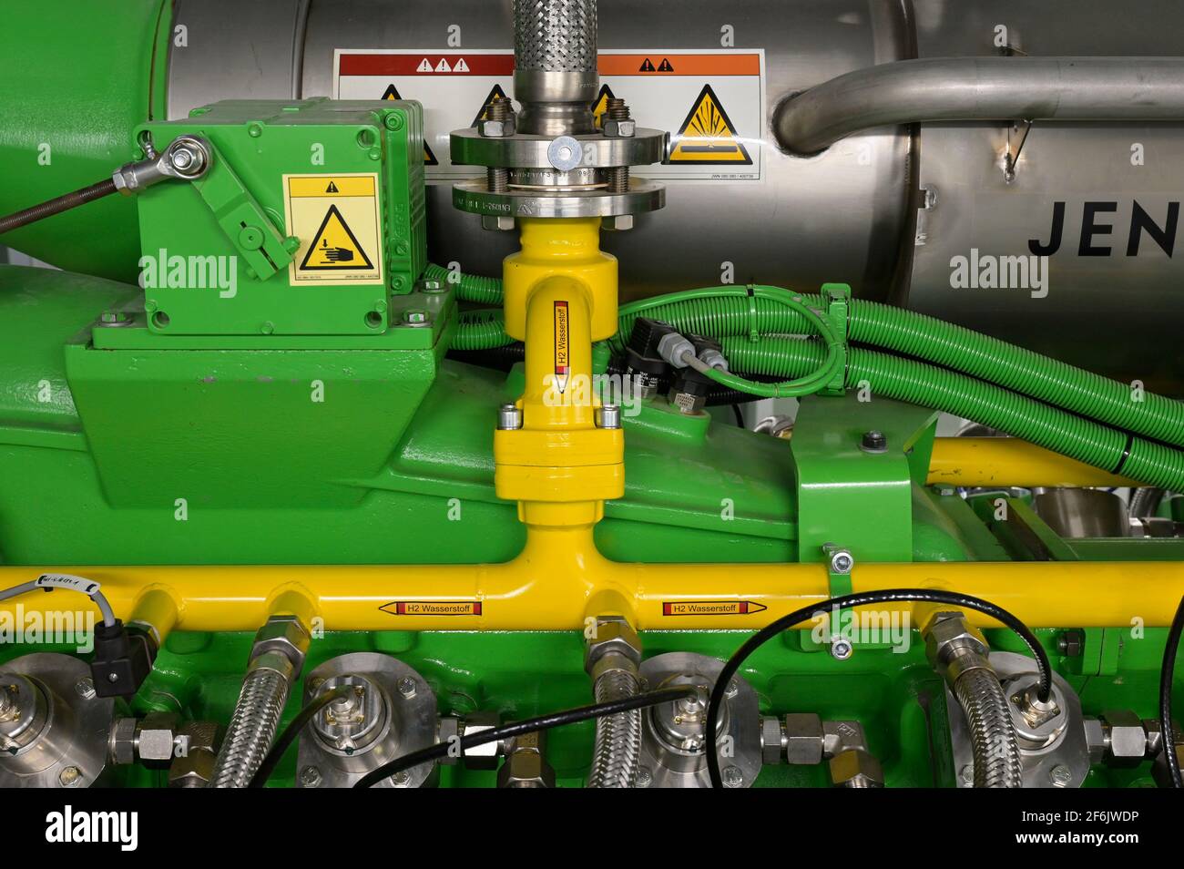 GERMANIA, Amburgo, unità di cogenerazione per riscaldamento e alimentazione a gas naturale o idrogeno verde, motore a gas Jenbacher / DEUTSCHLAND, Amburgo, Hansewerk Natur, BHKW Blockheizkraftwerk 1 MW Klasse, das über Kraft-Wärme-Kopplung eine Siedlung mit Strom und Wärme versorgt, Energiequellen Erdwerwonsterwoner Grüner Gasergeiner, Wasserwonnerwoner Gaserwonnerwoner Der wahlweise grünen Wasserstoff oder Erdgas verbrennen kann Foto Stock