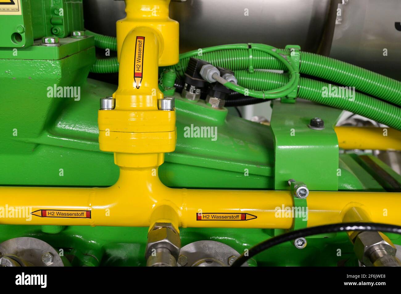 GERMANIA, Amburgo, unità di cogenerazione per riscaldamento e alimentazione a gas naturale o idrogeno verde, motore a gas Jenbacher / DEUTSCHLAND, Amburgo, Hansewerk Natur, BHKW Blockheizkraftwerk 1 MW Klasse, das über Kraft-Wärme-Kopplung eine Siedlung mit Strom und Wärme versorgt, Energiequellen Erdwerwonsterwoner Grüner Gasergeiner, Wasserwonnerwoner Gaserwonnerwoner Der wahlweise grünen Wasserstoff oder Erdgas verbrennen kann Foto Stock
