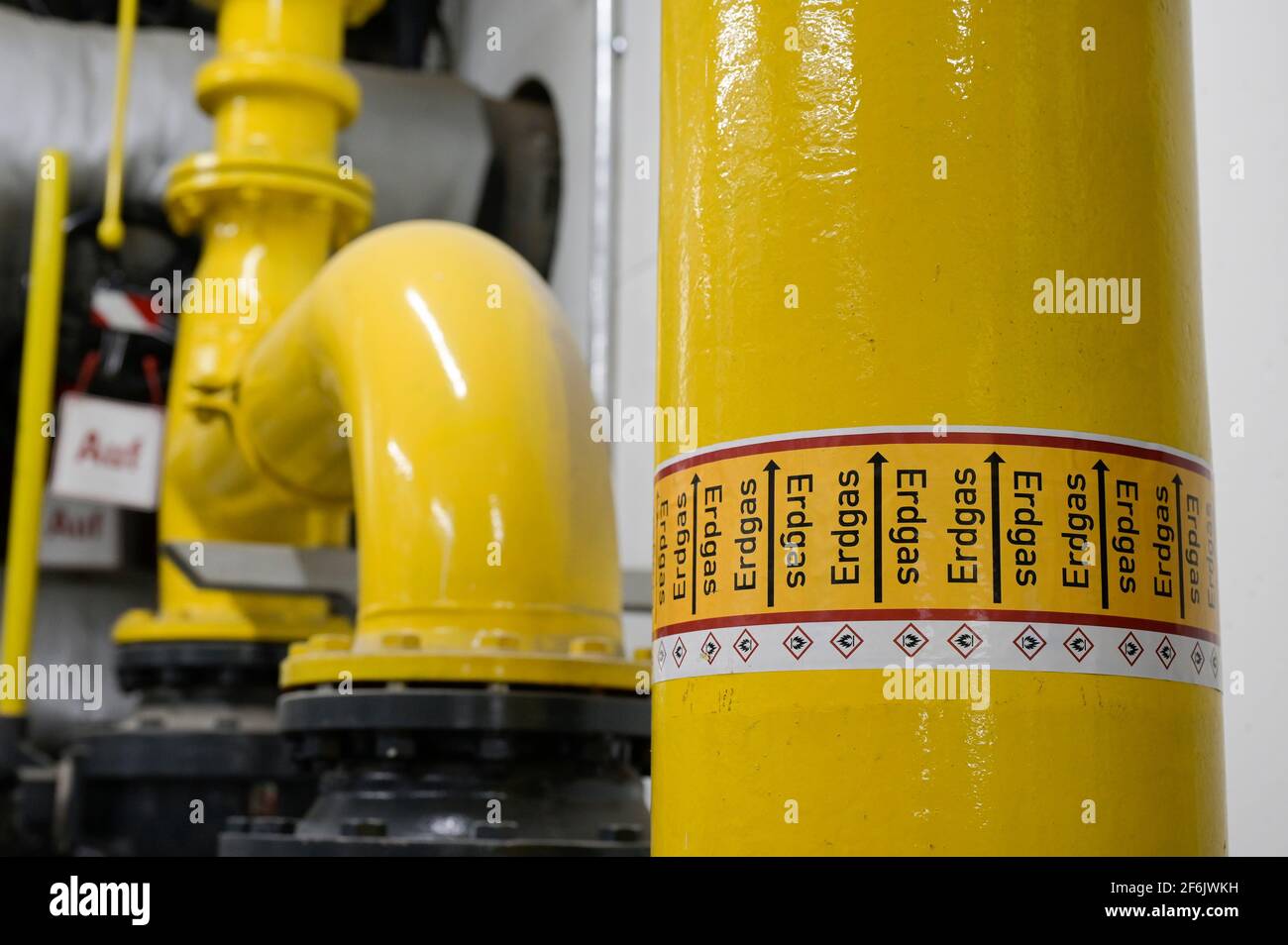 GERMANIA, Amburgo, unità di cogenerazione per il riscaldamento e l'alimentazione di gas naturale, tubo del gas con la parola stampata: Erdgas - gas naturale, la Germania dipende dalle importazioni di gas russo Foto Stock