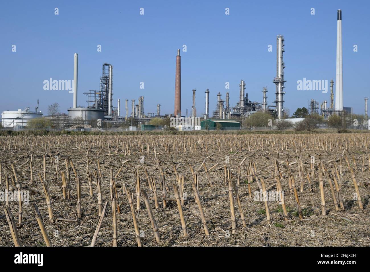 Germania, progetto idrogeno, raffineria di petrolio Heide, progetto di stabilimento per l'idrogeno verde da Windpower / DEUTSCHLAND, Wasserstoff-Projekt Westküste 100, Konplant Partner Ölraffinerie a Heide, hier ist eine Anlage zur Erzeugung von grünem Wasserstoff aus Windstrom geplant Foto Stock