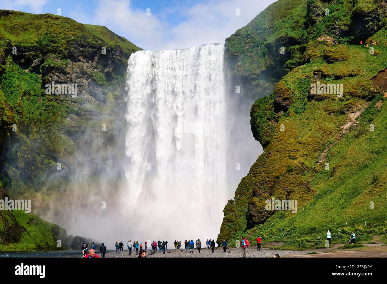Skógafoss è una cascata sul fiume Skógá nel a sud dell'Islanda, sulla scogliera che delimita l'ex costa Foto Stock