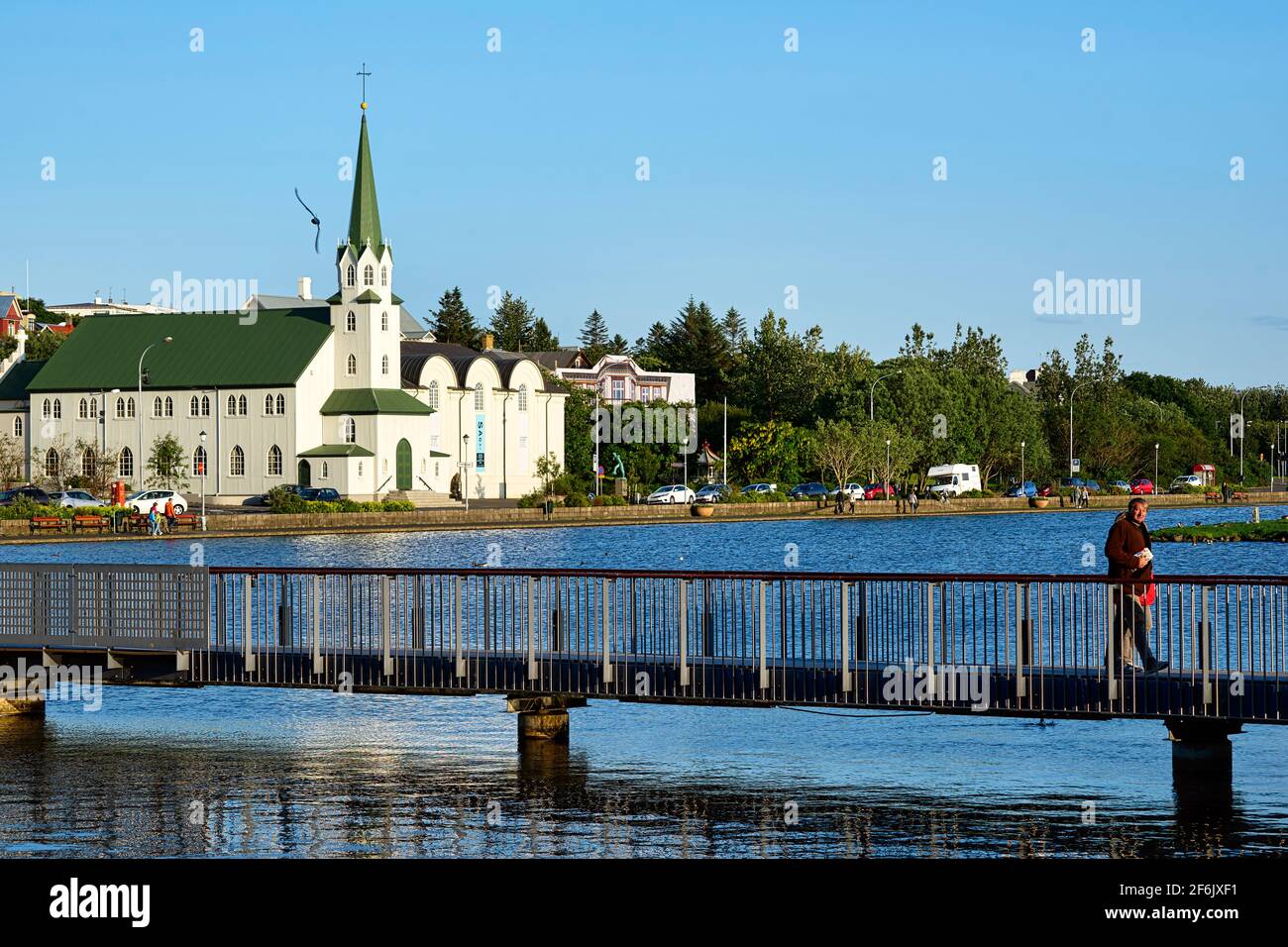 Frikirkjan Reykjavik Chiesa luterana sul lago Tjornin. Islanda Foto Stock