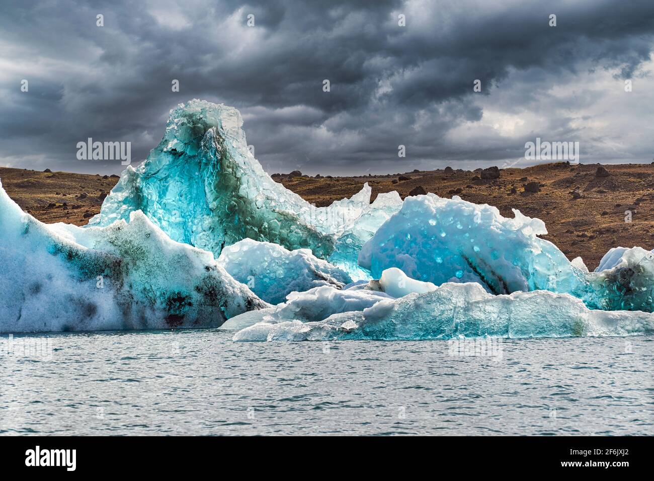Jökulsárlón è un grande lago glaciale nella parte meridionale del Parco Nazionale di Vatnajökull, in Islanda. Foto Stock